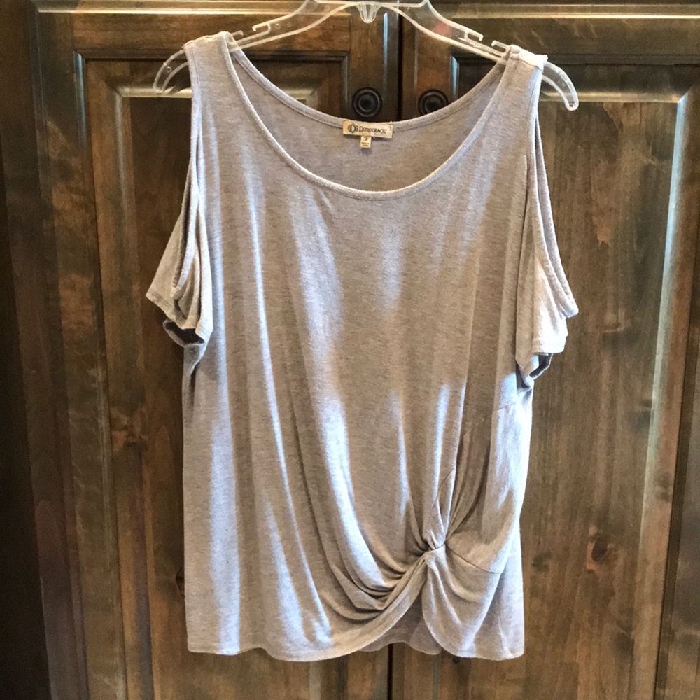 Democracy cold shoulder gray tee top medium 49!!